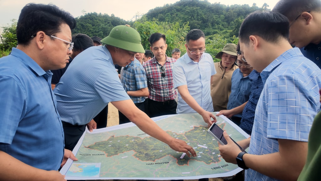 169062_doan_cong_tac_cuc_hang_khong_viet_nam_khao_sat_thuc_dia_cac_vi_tri_du_kien_xay_dung_cang_hang_khong_cao_bang_tai_vi_tri_7_thuoc_dia_phan_xa_thach_an_18363114.jpg