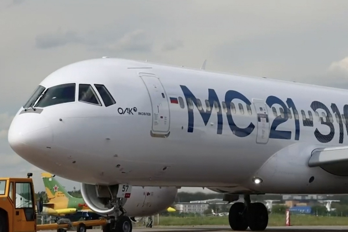 may bay MC-21-310 1
