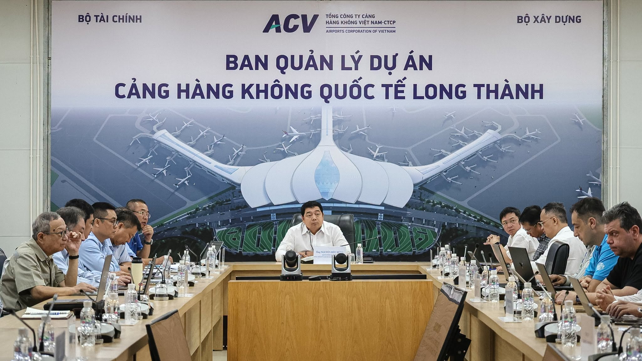 Toàn cảnh buổi họp. 