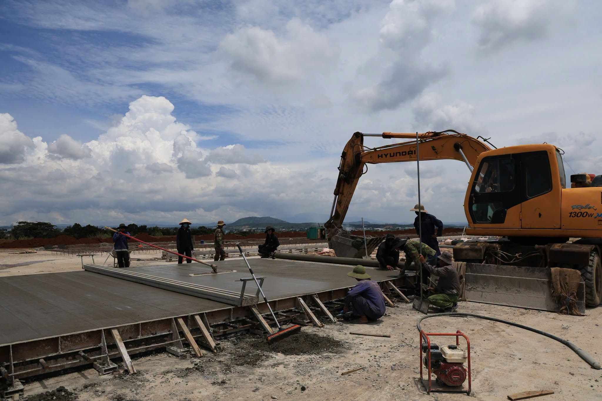 Thi công bê tông xi măng cho đường cất hạ cánh theo đúng yêu cầu kỹ thuật và tiến độ.