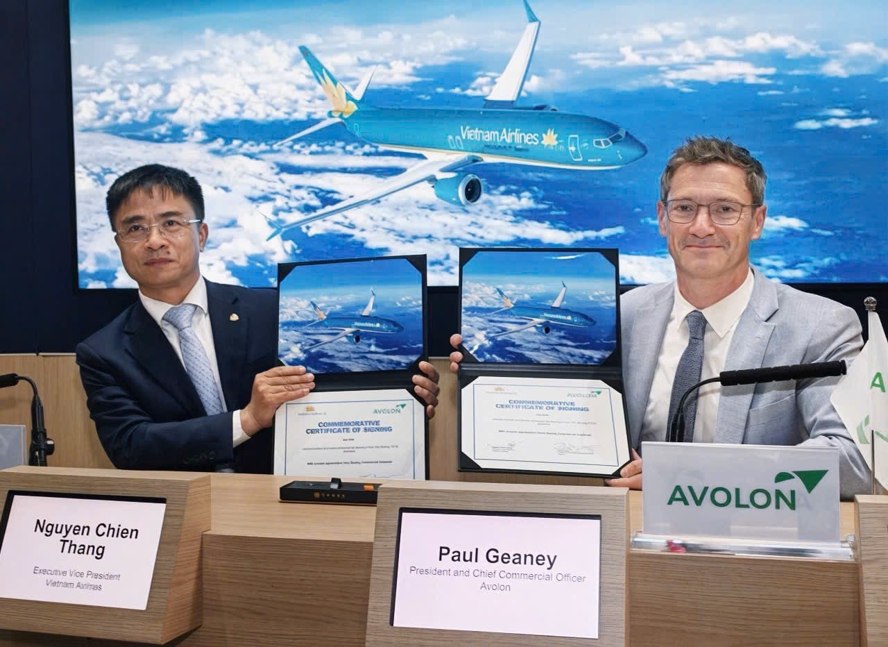 3.-ong-nguyen-chien-thang-ptgd-vietnam-airlines-va-ong-paul-geaney-chu-tich-kiem-giam-doc-thuong-mai-avolon-ky-ket-tai-su-kien.jpg