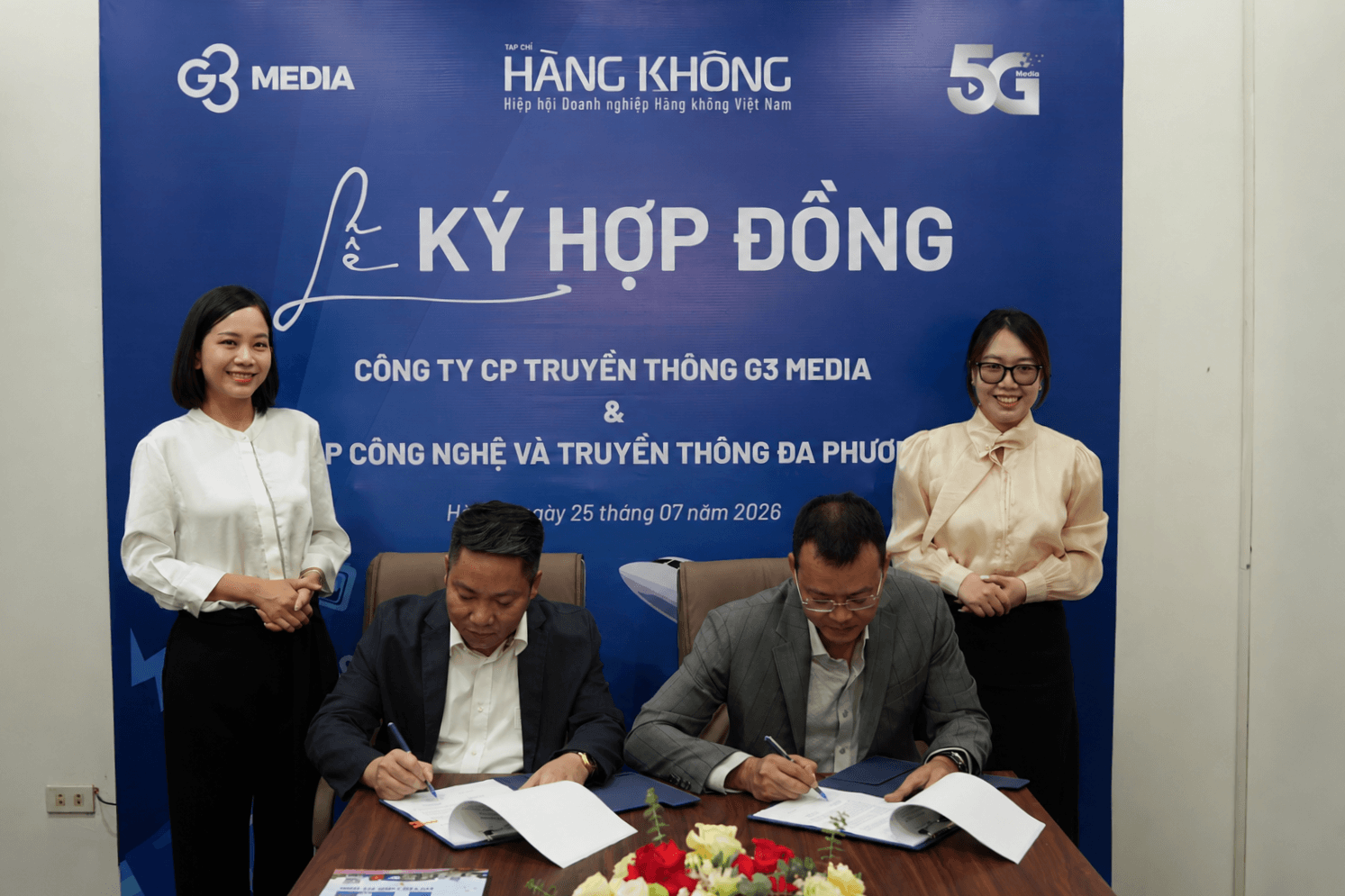 Ông Phạm Quốc Hợp và ông Phạm Anh Tuấn ký kết hợp tác