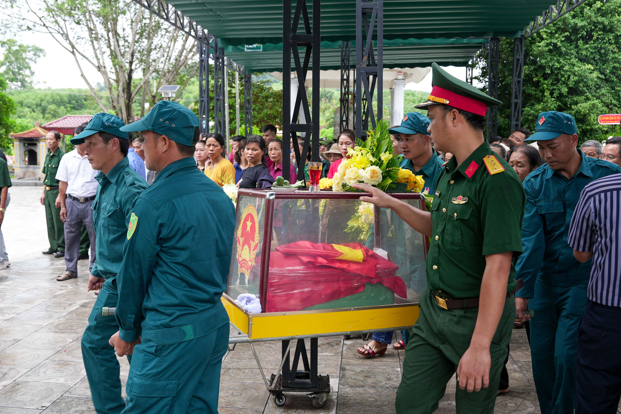 Đoàn đưa liệt sỹ về an táng tại Nghĩa trang Liệt sỹ Quốc tế Việt - Lào sáng 8/8/2026, đúng thời điểm PV Tạp chí Hàng không đang có mặt.