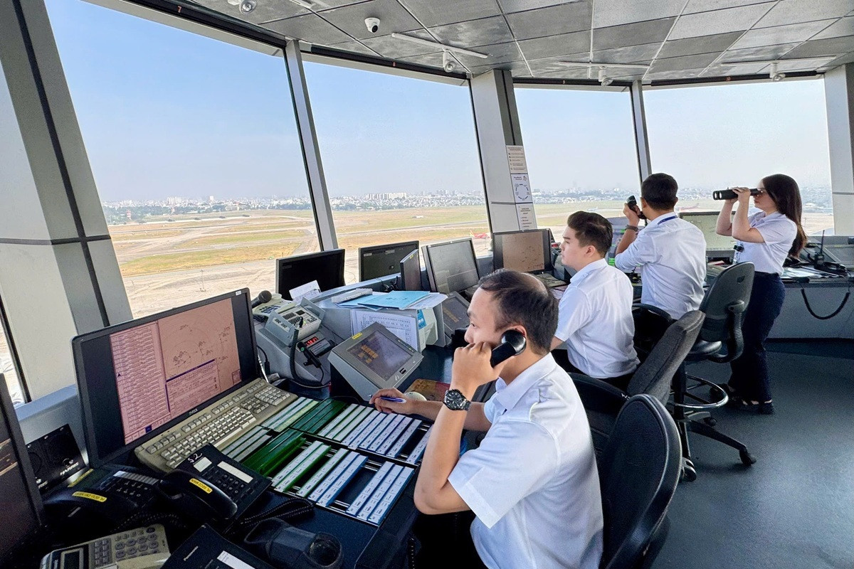 Kíp trực Điều hành bay tại Đài Kiểm soát không lưu Tân Sơn Nhất. Ảnh: VATM