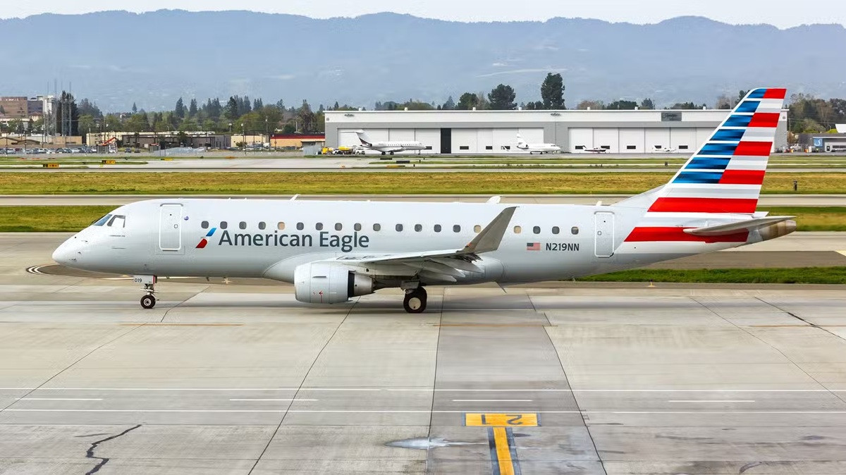 hang hang khong American Airlines 1