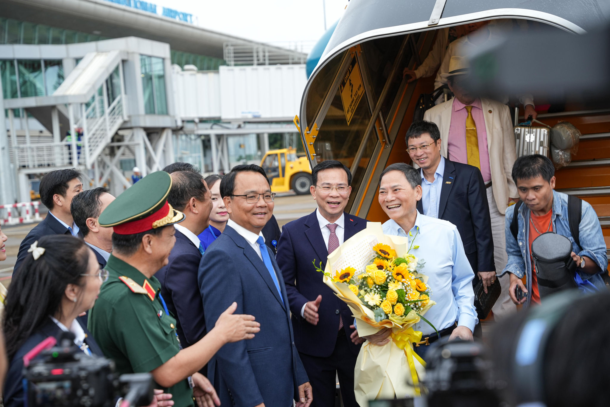 Lãnh đạo UBND tỉnh Lâm Đồng tặng hoa cho hành khách đầu tiên tới sân bay. 