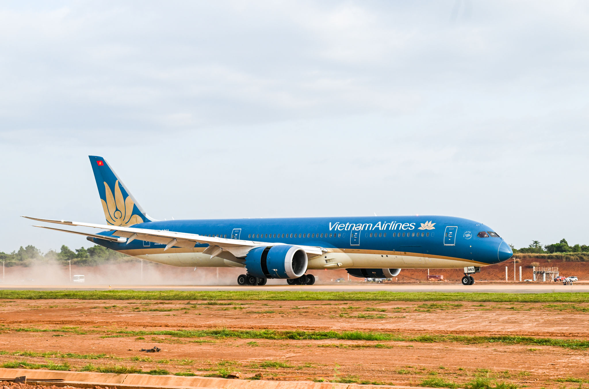 2.-chuyen-bay-hang-khong-dan-dung-dau-tien-do-vietnam-airlines-thuc-hien-da-ha-canh-thanh-cong-xuong-san-bay-long-thanh.jpeg