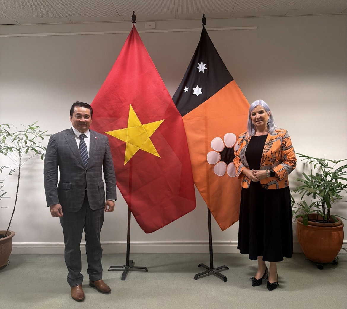 obyn-cahill-bo-truong-thuong-mai-kinh-doanh-va-quan-he-chau-a-tai-nha-quoc-hoi-bac-australia.-nguon_-tlsq-viet-nam-tai-perth.jpg