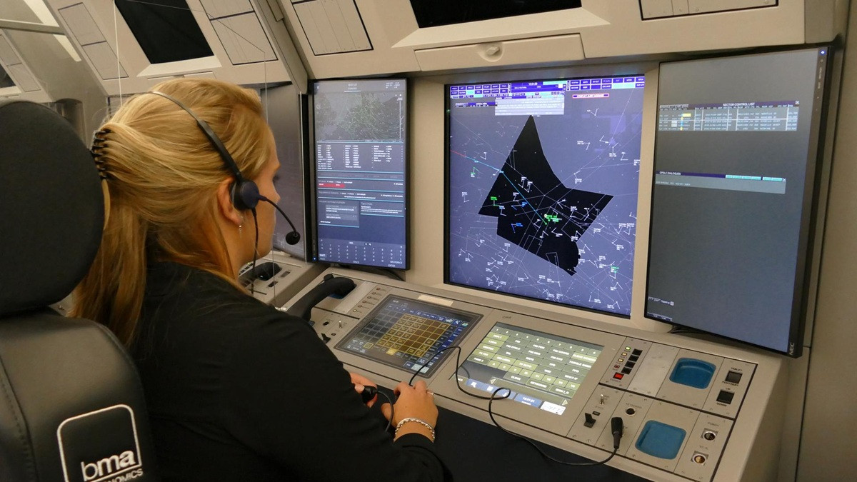 eurocontrol-air-traffic-controller.jpg