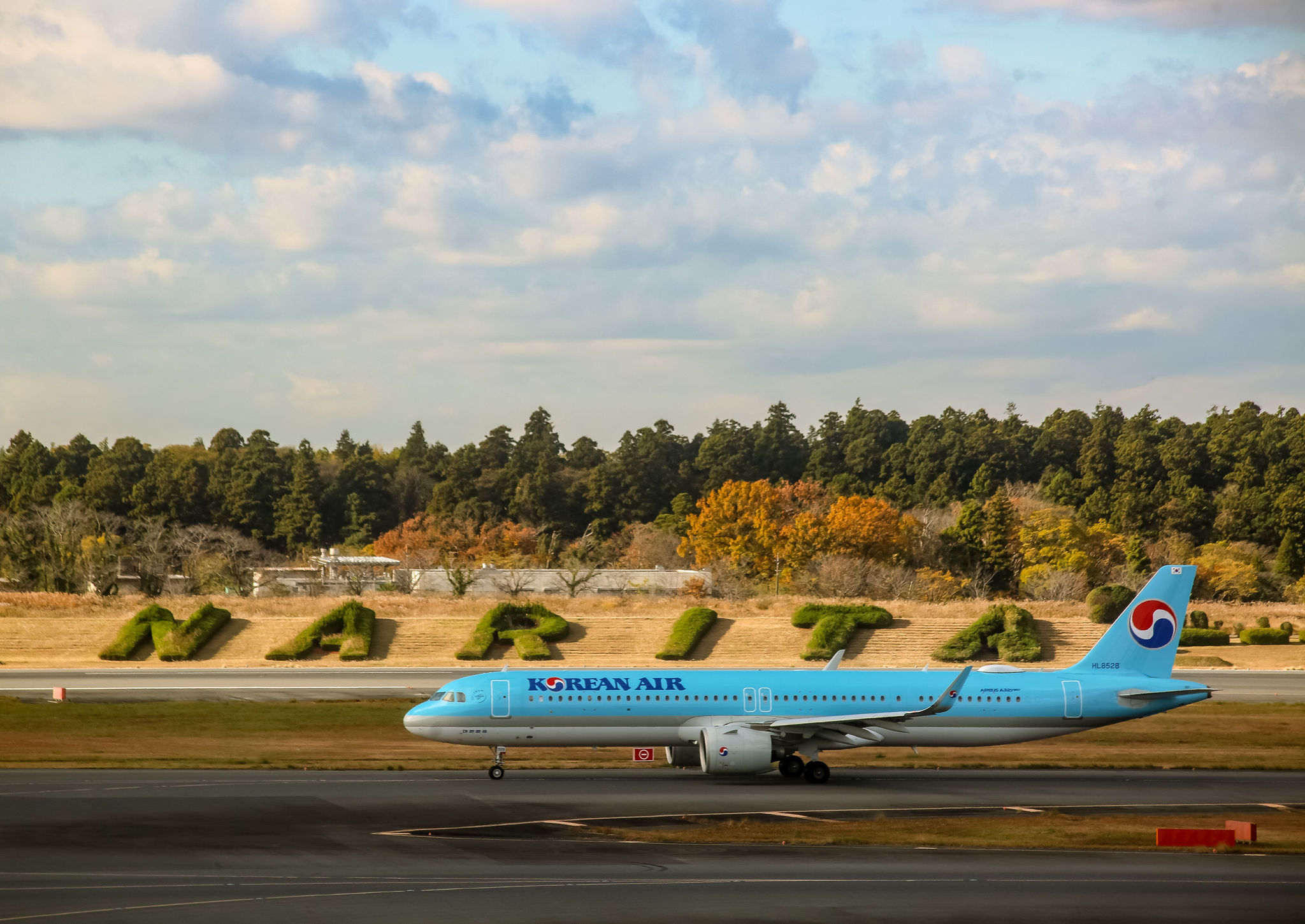 Máy bay của hãng hàng không Korean Airlines trên đường băng tại sân bay Narita. Ảnh: Fabrian Pradanaputra/Pexels