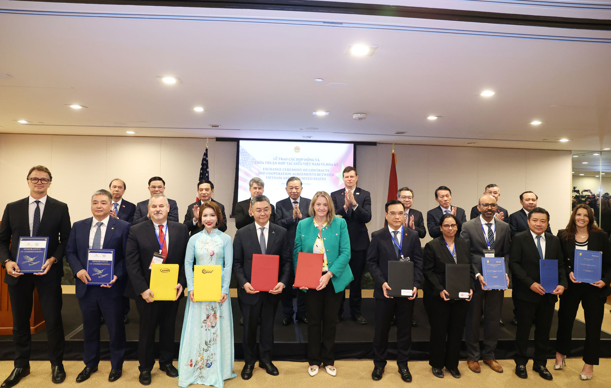 ines-hang-1-thu-2-tu-trai-sang-trao-bien-ban-ghi-nho-hop-tac-voi-aws-duoi-su-chung-kien-cua-tong-bi-thu-chu-tich-nuoc-to-lam.jpg