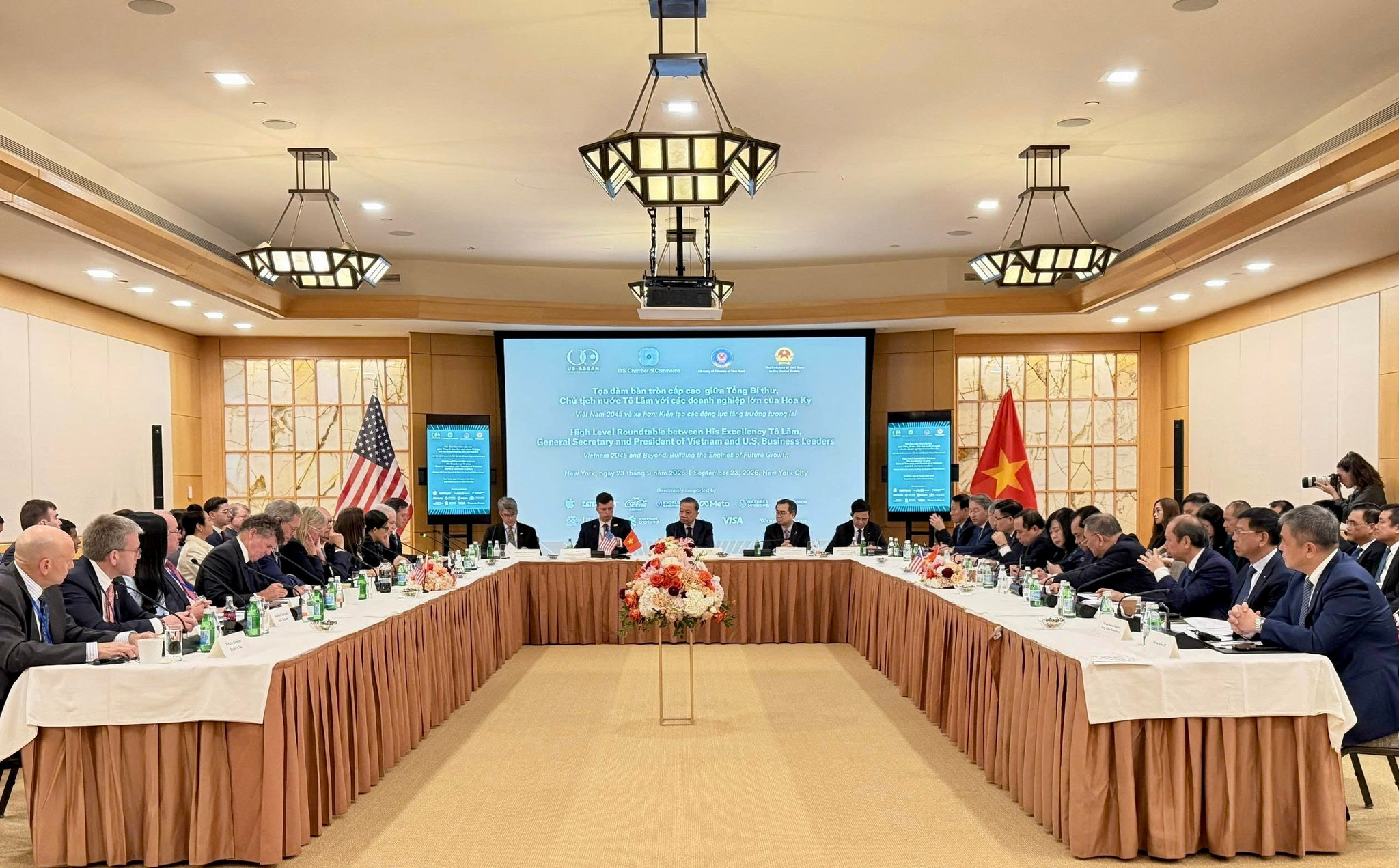 spirit.vietnamairlines.com-wp-content-uploads-2026-09-_3.-ong-le-truong-giang-thanh-vien-hdqt-vietnam-airlines-thu-nhat-tu-phai-qua-du-toa-dam-ban-tron-cap-cao-voi-cac-doanh-nghiep-lon-cua-hoa-ky.jpg