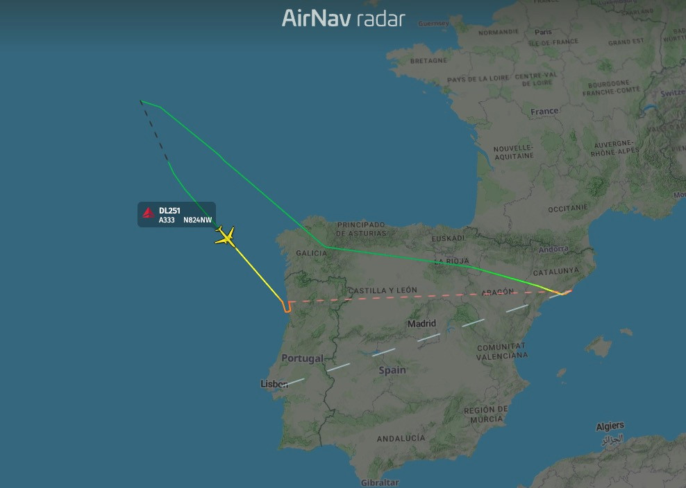 Máy bay Delta chuyển hướng đến Porto. Ảnh: AirNav radar