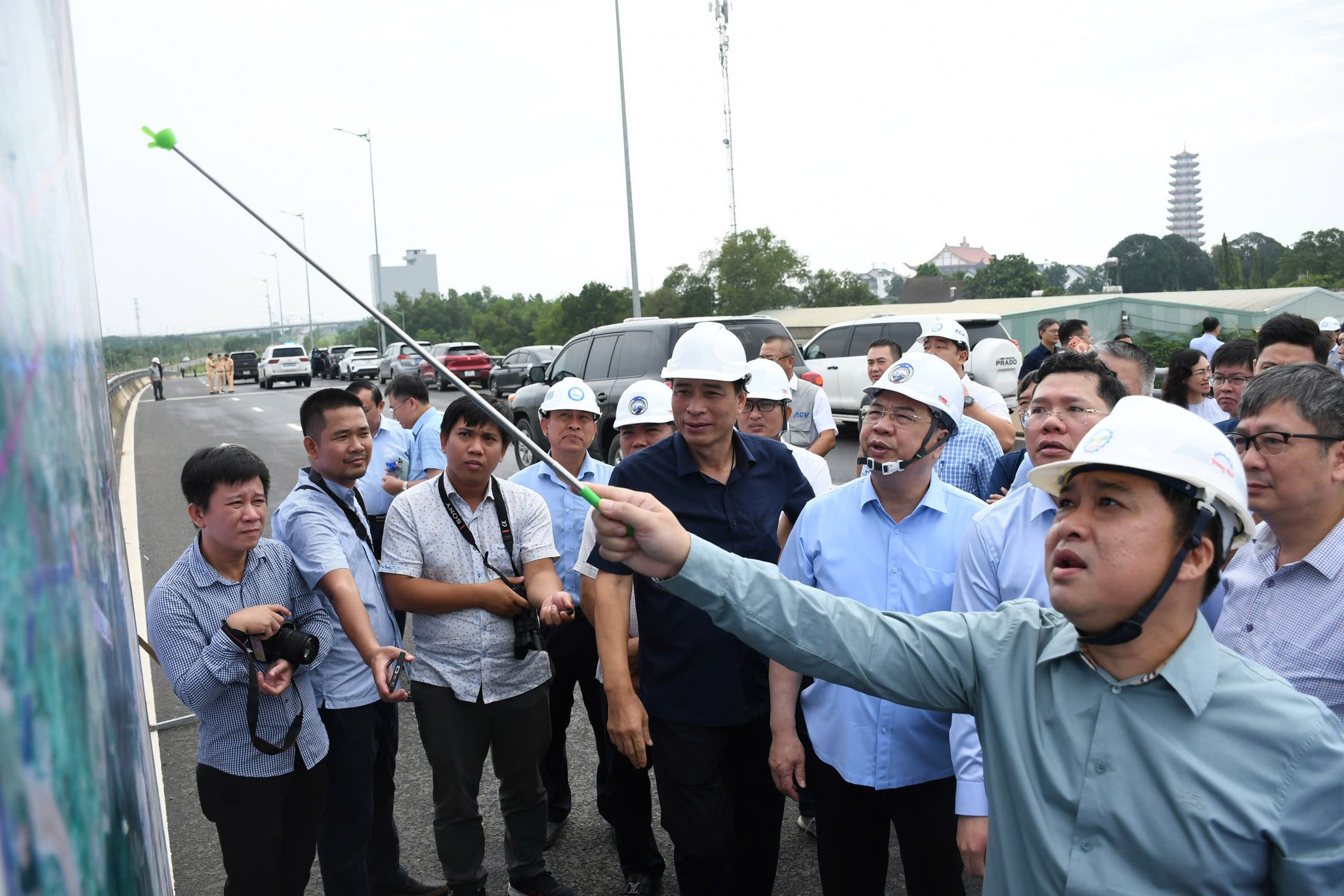 Phó Thủ tướng Chính phủ Phạm Gia Túc kiểm tra tiến độ dự án đường 25C và các tuyến đường kết nối sân bay Long Thành.