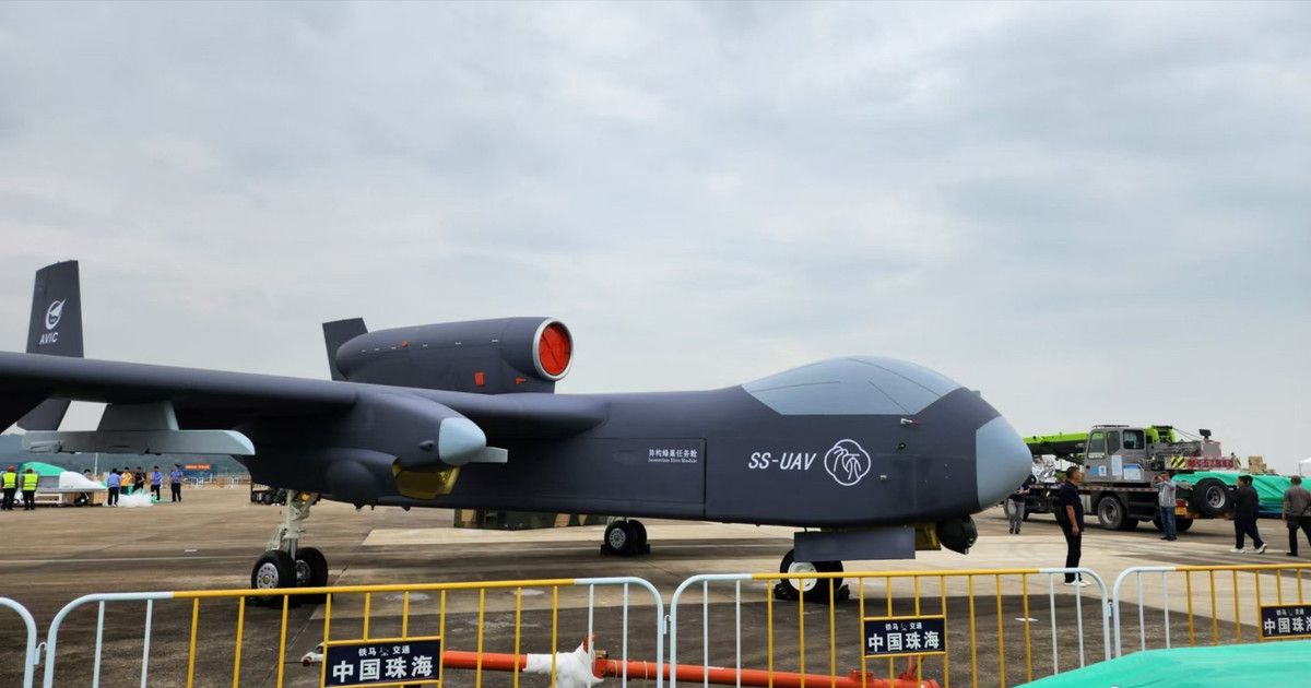 Trung Quốc có thể triển khai đội UAV giữa không trung từ tàu mẹ 10 tấn