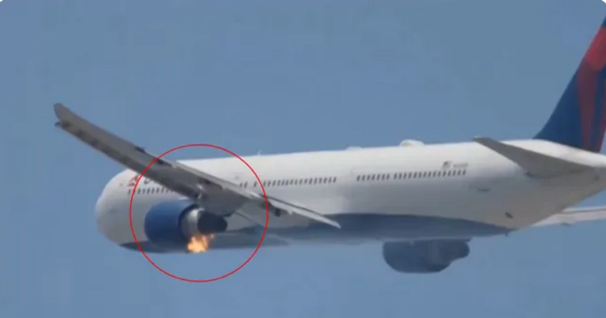 Máy bay Boeing 767 cháy động cơ, hạ cánh khẩn cấp ở Los Angeles