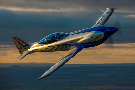 Vẻ đẹp cổ điển của máy bay điện nhanh nhất thế giới