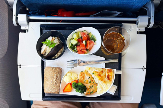 Những món ăn cần tránh khi đi máy bay