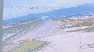 Khoảnh khắc máy bay rơi ở Nepal khiến 18 người thiệt mạng