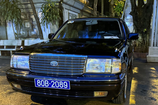 Hình ảnh xe Toyota Crown đời 1998 ở tang lễ Tổng Bí thư Nguyễn Phú Trọng