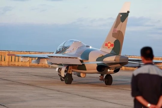 Hai phi công nhảy dù khỏi máy bay Yak-130 rơi ở Bình Định