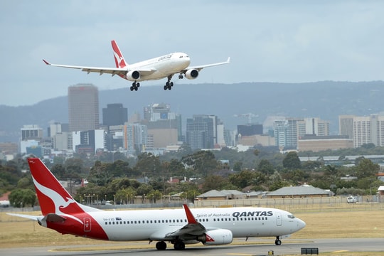 Máy bay của Qantas Airways hạ cánh khẩn cấp sau tiếng nổ lớn