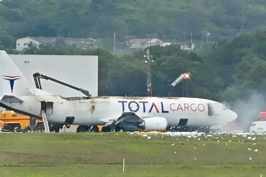 Máy bay chở hàng Boeing 737 bốc cháy