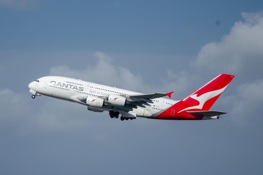 Tìm thấy mảnh kim loại ở sân bay Sydney sau sự cố động cơ máy bay Qantas