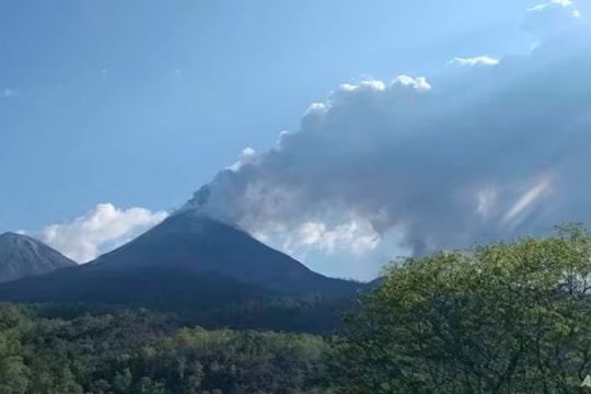 Nối lại chuyến bay sau một ngày gián đoạn vì núi lửa phun trào ở Indonesia