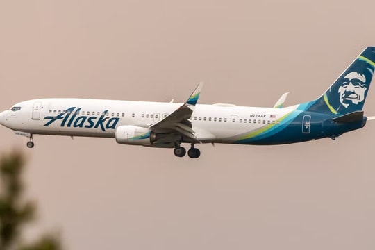 Boeing 737 của Alaska Airlines hạ cánh an toàn sau khi nổ lốp