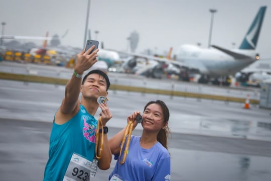 Hàng nghìn người chạy 10 km trên đường cất hạ cánh mới của sân bay Hong Kong