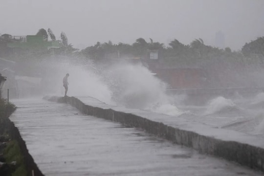 Bão Man-yi giảm cấp, suy yếu trên Biển Đông