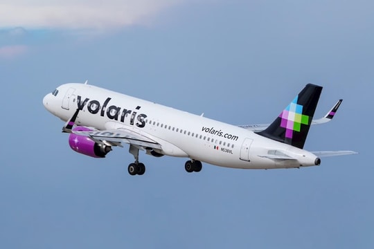 Hành khách tấn công tiếp viên, xông vào buồng lái để chuyển hướng máy bay đến Mỹ