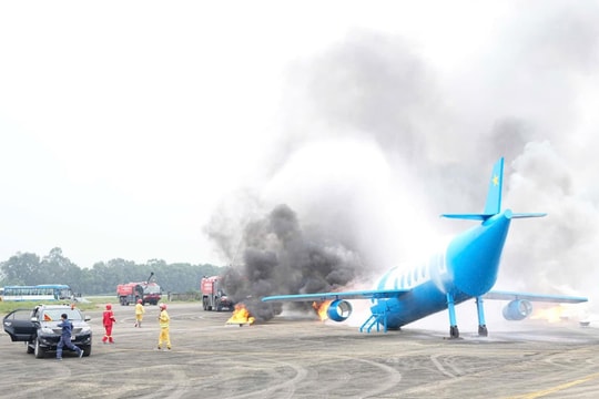 Việt Nam lần đầu diễn tập chữa cháy, di dời máy bay gặp nạn