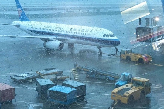 Mưa to kèm gió lớn, nhiều chuyến bay đến Tân Sơn Nhất phải bay vòng chờ hạ cánh