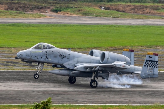 'Ngựa thồ' C-130 và cường kích A-10 của Mỹ đáp xuống sân bay Gia Lâm