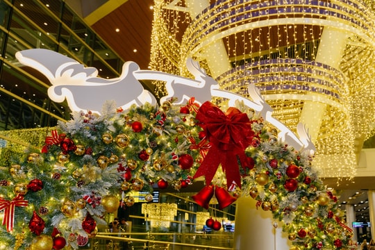 Không khí Giáng sinh ngập tràn các cảng hàng không