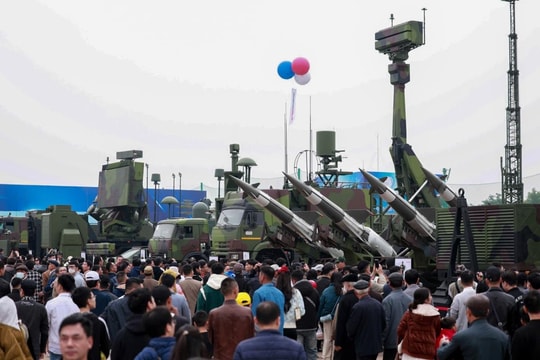 Hàng chục nghìn người dân xếp hàng tham quan Triển lãm Quốc phòng quốc tế 2024