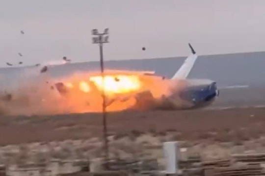 Máy bay chở 72 người rơi ở Kazakhstan, 6 người sống sót