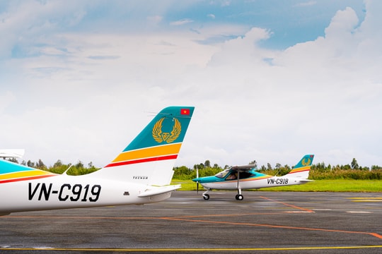 Máy bay huấn luyện hạ cánh thô, nhảy cóc tại sân bay Rạch Giá