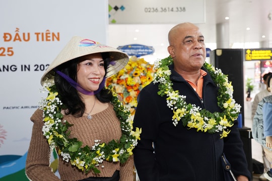 Hàng không nhộn nhịp đón khách ‘xông đất’ đầu năm