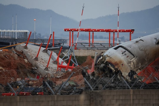 Hàn Quốc tiếp tục đóng cửa sân bay Muan sau thảm kịch Jeju Air