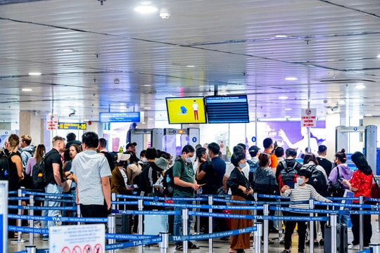 Sân bay Tân Sơn Nhất 'chật như nêm' những ngày cận Tết