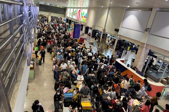 Sân bay Tân Sơn Nhất đông nghịt hành khách từ mờ sáng