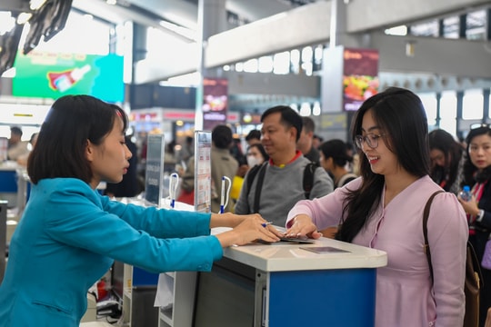 Sân bay Nội Bài tấp nập những ngày cận Tết