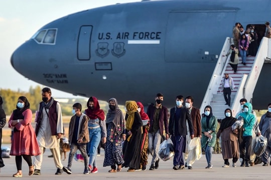 Mỹ hủy hàng loạt chuyến bay cho người tị nạn