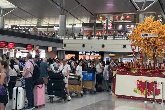 Ngày làm việc cuối cùng năm Giáp Thìn, lượng khách kỷ lục qua sân bay Tân Sơn Nhất
