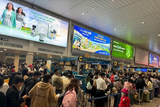 Ngày đầu nghỉ Tết, người dân đổ về sân bay Tân Sơn Nhất từ rạng sáng