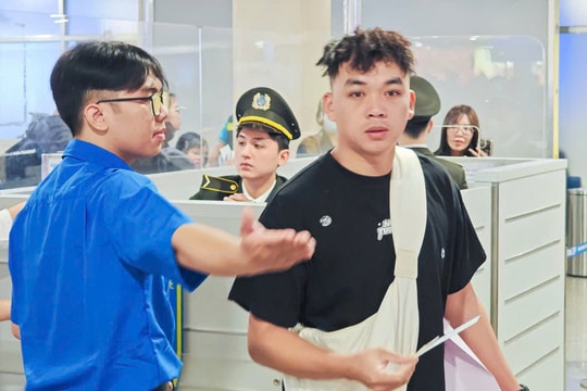 27 Tết, 100 thanh niên tình nguyện bế em bé, phục vụ khách bay tại Tân Sơn Nhất