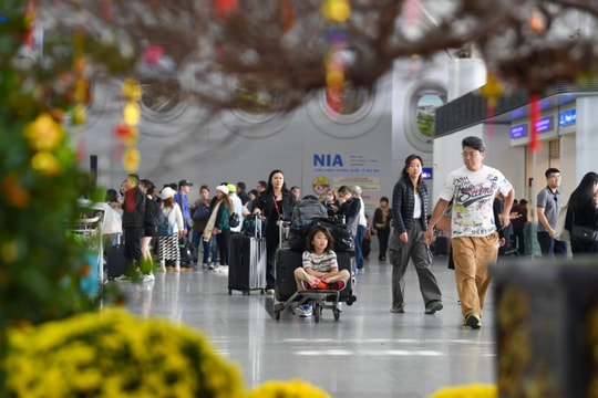 Gần 200.000 lượt hành khách qua sân bay Nội Bài trong 2 ngày nghỉ Tết